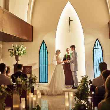 南青山サンタキアラ教会/エスクリウェディング 静寂と祝福の空間で——本格教会ウエディング