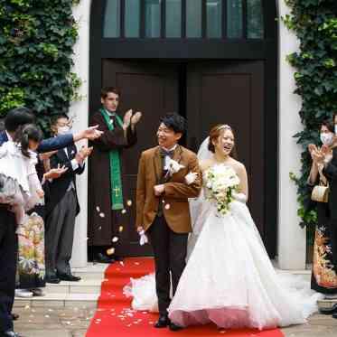 拍手と花びらに包まれる祝福の退場