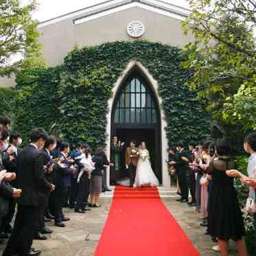 南青山サンタキアラ教会 華やかな赤が映える、記憶に残るひととき