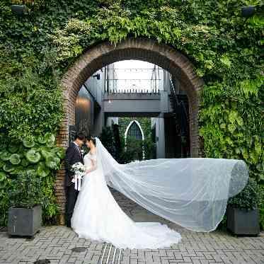 南青山サンタキアラ教会 緑豊かなファサードをバックにベールがなびく美しい1枚。緑と白のコントラストが綺麗