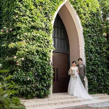 南青山サンタキアラ教会 5月初旬には礼拝堂にバラが咲き誇る。白や淡いピンクの色味が晴れの日に彩りを添える