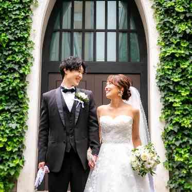 南青山サンタキアラ教会 アイビーに覆われた緑豊かな教会をバックに。都心とは思えないほど自然が感じられる