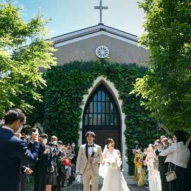 南青山サンタキアラ教会 ゲストからの祝福のフラワーシャワーを