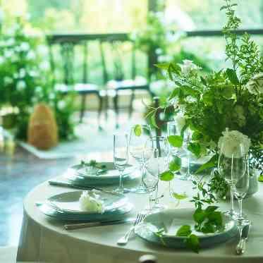 南青山サンタキアラ教会 木の温もりと緑が調和する、ナチュラルな祝宴空間