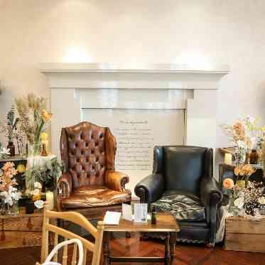 南青山サンタキアラ教会 トレンドのソファスタイル。どちらも輸入物のアンティーク品で高級感がある逸品。