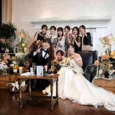 南青山サンタキアラ教会 足元まで美しくドレスのトレーンが映り込む。ゲストと距離感の近さがソファの魅力*