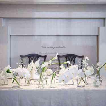 南青山サンタキアラ教会 胡蝶蘭のミニマムコーディネイトで大人な雰囲気も◎