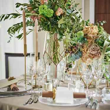 南青山サンタキアラ教会 テーブルクロスの色味でも印象が大きく異なる