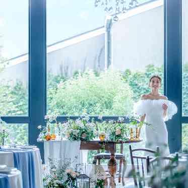 南青山サンタキアラ教会 白を基調に、透明感あふれるスタイリング