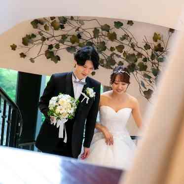 南青山サンタキアラ教会 階段を1歩ずつあがってくる二人の様子。ゲストも二人の登場を待ちわびている瞬間*