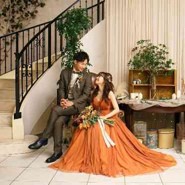 南青山サンタキアラ教会 テラコッタのドレスはアンティークな空間との相性も◎カチッとしすぎない雰囲気が人気