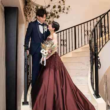 南青山サンタキアラ教会 落ち着いたブラウンの中に光沢感があるドレスとアンティークな階段の雰囲気との相性◎