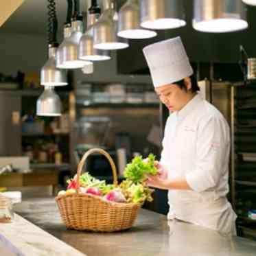 南青山サンタキアラ教会/エスクリウェディング 直接、食材の産地や漁港に訪れ、新鮮な旬の食材を仕入れてくれる料理長