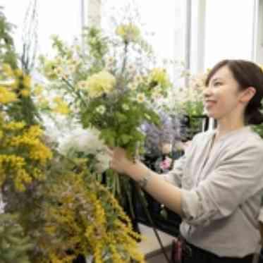 南青山サンタキアラ教会/エスクリウェディング お花の仕入れから開花調整までおこない、二人の理想を形にするフローリストたち