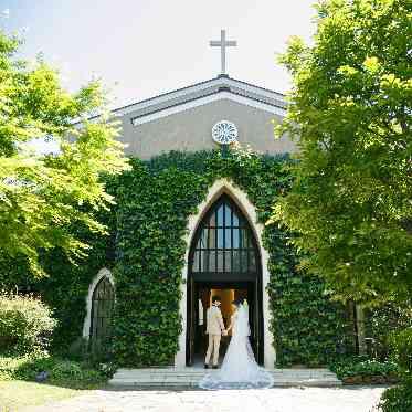 南青山サンタキアラ教会 緑に包まれた森の独立型教会はイタリアから譲り受けた180年の趣が息づいている