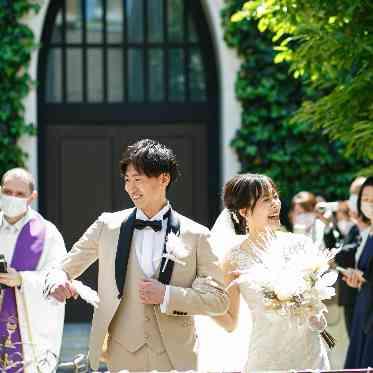 南青山サンタキアラ教会 挙式の緊張もほぐれた笑顔溢れるお姿に二人らしさが表れている