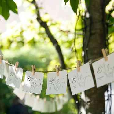 南青山サンタキアラ教会 木々にはエスコートカードやゲストとの思い出の写真などを飾ることもできる