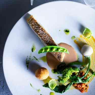 南青山サンタキアラ教会 旬魚のポワレに季節野菜を添えた一皿