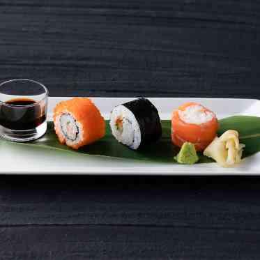 南青山サンタキアラ教会 お寿司の盛り合わせは、ご年配のゲストにも好評