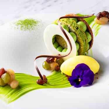 南青山サンタキアラ教会 抹茶と小豆、ホワイトチョコレートを使用した美しいデザート