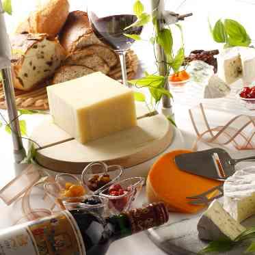 南青山サンタキアラ教会 ワイン好きのお二人には各国のフロマージュを取り揃えたビュッフェをご用意