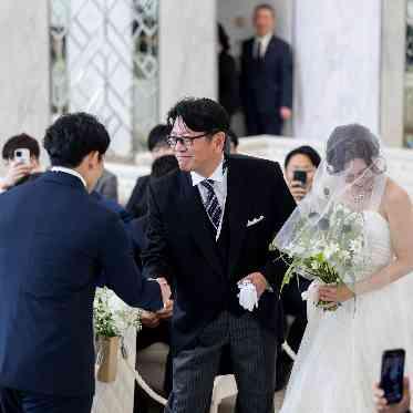 ノートルダム大阪ONE/FIVESTAR WEDDING 親御様から新郎様へバトンタッチ。お父様の新婦様を想う気持ちが握手に込められます。