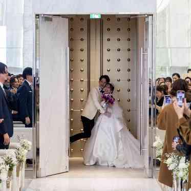ノートルダム大阪ONE/FIVESTAR WEDDING シャッターチャンスのクロージングハグ☆未来への誓いをハグで表現します！