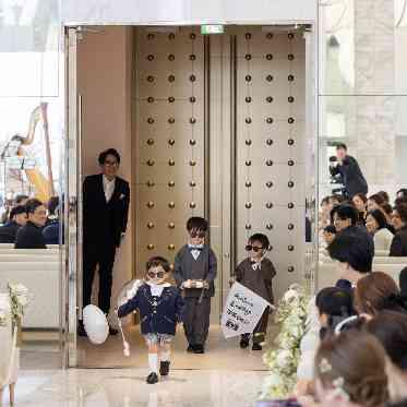 ノートルダム大阪ONE/FIVESTAR WEDDING リングボーイも様々な演出が可能です！緊張の中、ほっこりした時間が流れます。