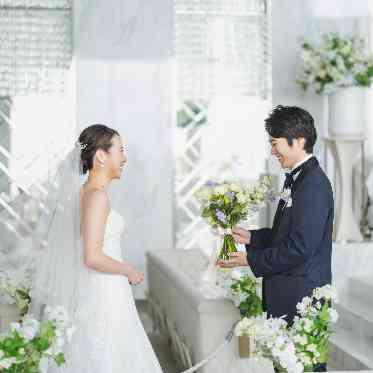 ファーストミートで特別な瞬間を。チャペルの輝きがお二人を包みます。