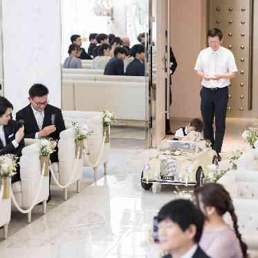 大阪ONEで大人気のラジコンカー【ONE'z】新郎様が操作することも可能です!