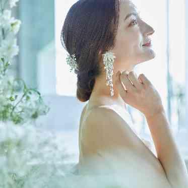 純白のチャペルが美しさをより一層輝かせる