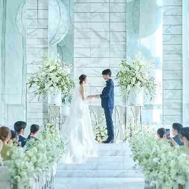 天空チャペルでゲストからの祝福を存分に浴びて