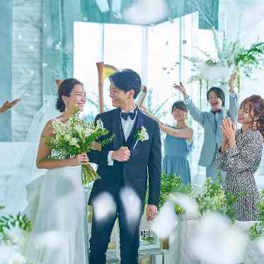 ノートルダム大阪ONE/FIVESTAR WEDDING ゲストに祝福されながら、ガーデンでのアフターセレモニーへ