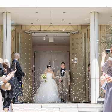 シャボン玉のバブルシャワーで幻想的な入場が可能です!