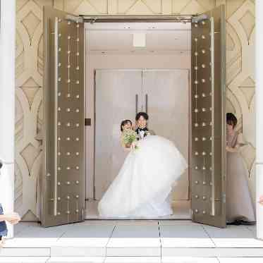 お姫様抱っこで登場!歓声が上がります!