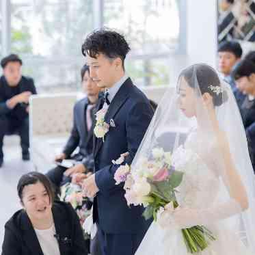 ノートルダム大阪ONE/FIVESTAR WEDDING ゲストに見守られながらゆっくりと進むバージンロード