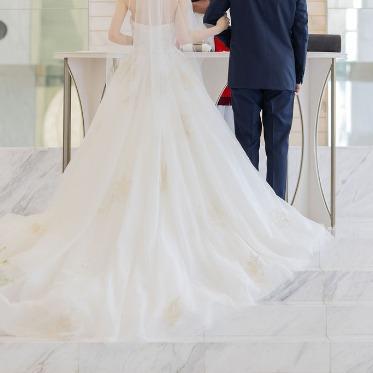 ノートルダム大阪ONE/FIVESTAR WEDDING 階段に広がるトレーンで後ろ姿も美しく