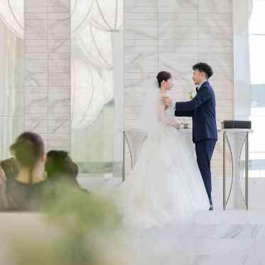 ノートルダム大阪ONE/FIVESTAR WEDDING 祭壇は少し高い位置にあるため、ゲストからもよく見える