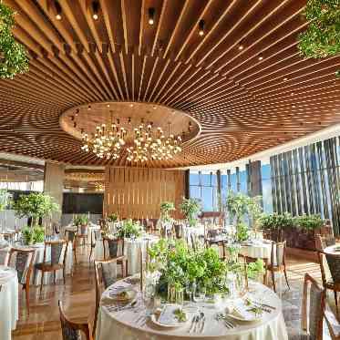 木の温もりを感じられるパーティー会場