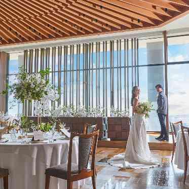 ノートルダム大阪ONE/FIVESTAR WEDDING 全面に窓が広がる開放的な会場
