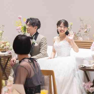 ノートルダム大阪ONE/FIVESTAR WEDDING ソファコーディネートでアットホームな雰囲気にも変わります。