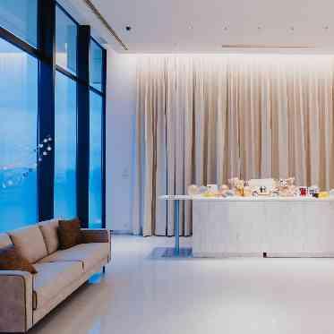 ノートルダム大阪ONE/FIVESTAR WEDDING フロア貸切だからこそ飾りも自由に!白基調の柔らかい雰囲気のホワイエスペース