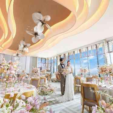 淡いトーンでまとめたインテリアが優雅なひとときを演出