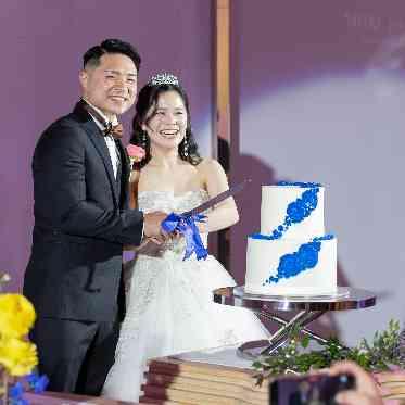 会場コンセプトに合わせたブルーのウェディングケーキ☆