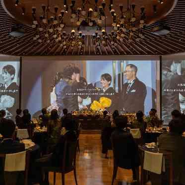 ノートルダム大阪ONE/FIVESTAR WEDDING 壁一面の巨大スクリーンは大迫力の演出