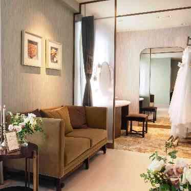 ノートルダム大阪ONE/FIVESTAR WEDDING 大きな窓付のブライズルームは優しい色合いで、緊張もリラックスさせてくれる
