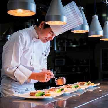 専属シェフがライブキッチンで調理