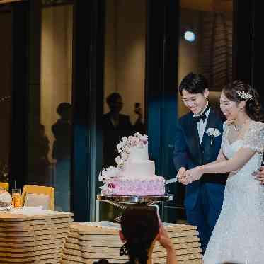 夜景をバックに入刀も素敵です