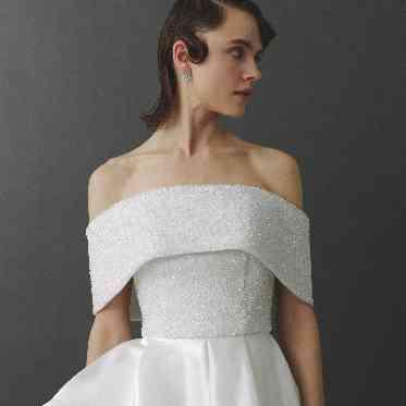 ビジューが華やかさを演出