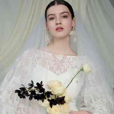 繊細なデザインが花嫁の美しさを際立たせる